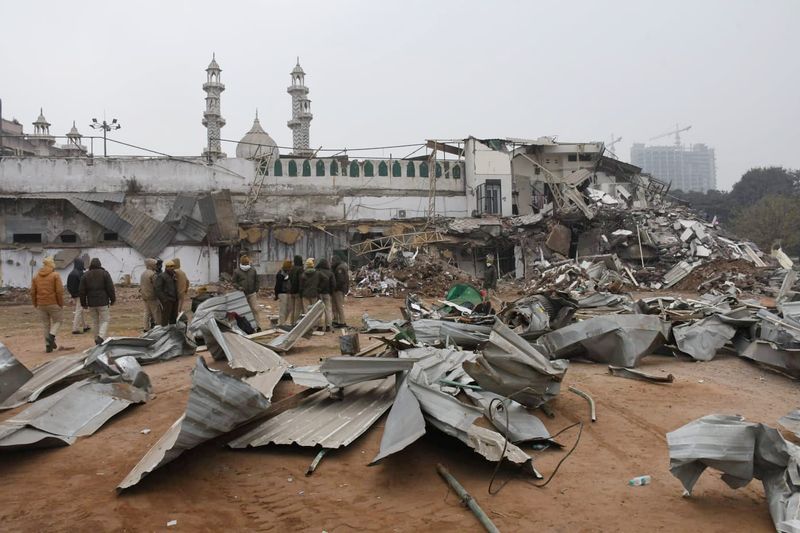 ఢిల్లీ మసీదు వద్ద రాళ్లతో దాడి.. ఐదుగురు పోలీసులకు గాయాలు