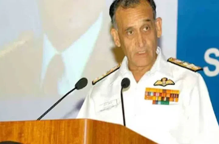 నేవీ మాజీ చీఫ్‌ అడ్మిరల్‌కు సర్‌ నోటీసు