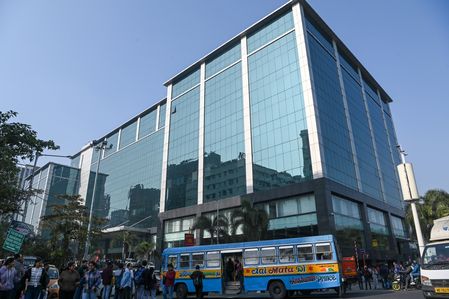 మనుగడలో లేని కంపెనీ నుండి ఐ-ప్యాక్ కు రూ. 13.50 కోట్ల రుణం