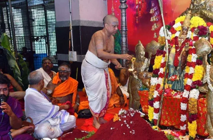 ఇంద్రకీలాద్రిపై ‘శ్రీ చక్ర అర్చన’లో పురుగులు ఉన్న పాలు!