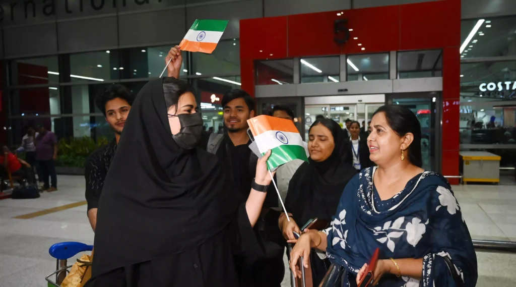 ఇరాన్ నుండి భారత్‌కు చేరుకున్న భారతీయులు