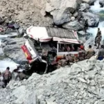 ఆర్మీ వాహనం లోయలో పడి 10 మంది సైనికులు మృతి