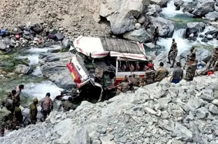 ఆర్మీ వాహనం లోయలో పడి 10 మంది సైనికులు మృతి