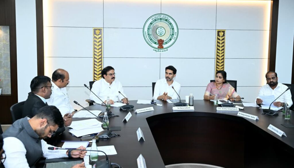 చిన్నారులను సోషల్ మీడియాకు దూరంగా ఉంచాల్సిందే