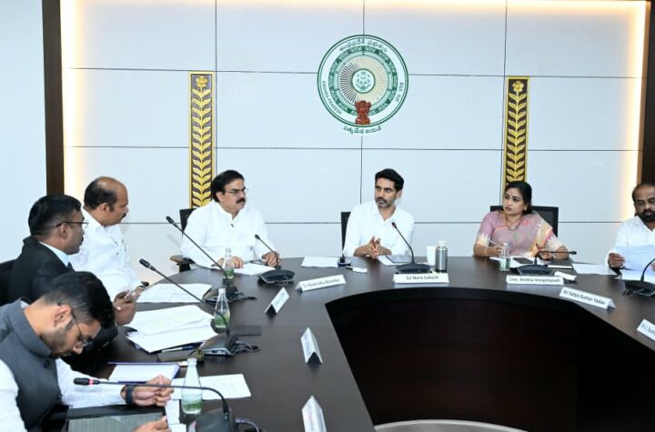 చిన్నారులను సోషల్ మీడియాకు దూరంగా ఉంచాల్సిందే