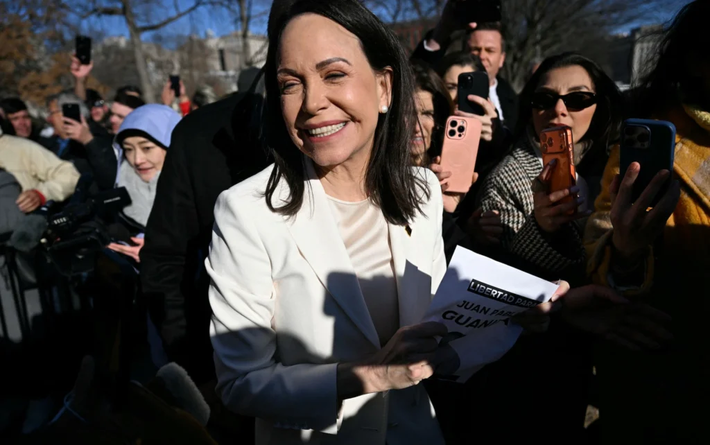 ఎట్టకేలకు నోబెల్ శాంతి బహుమతి అందుకున్న ట్రంప్