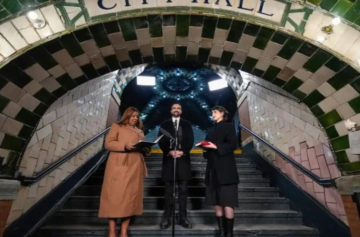 న్యూయార్క్ మేయర్‌గా మమ్దానీ ఖురాన్‌తో ప్రమాణం