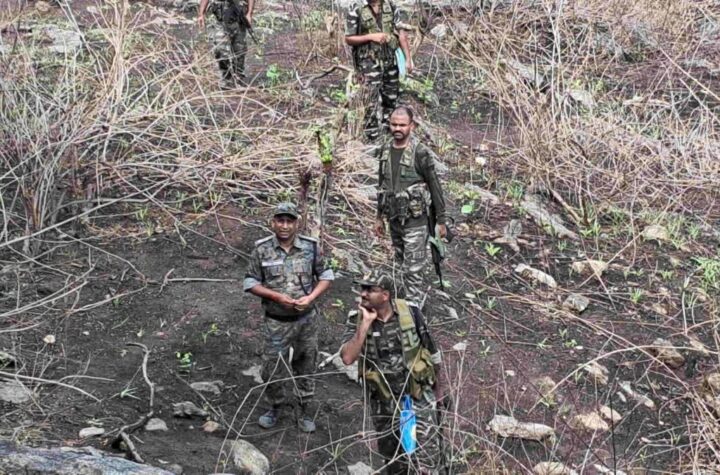 గణతంత్ర వేడుకల సమయంలో జవాన్లపై మావోయిస్టుల దాడి