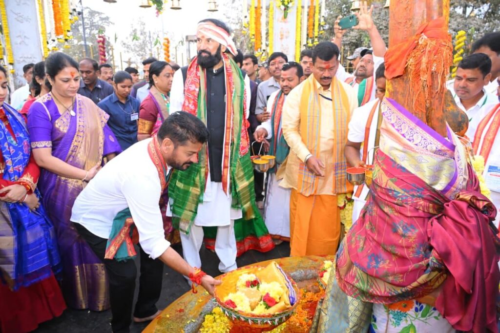 అట్టహాసంగా ప్రారంభమైన మేడారం జాతర