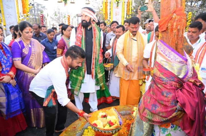 అట్టహాసంగా ప్రారంభమైన మేడారం జాతర