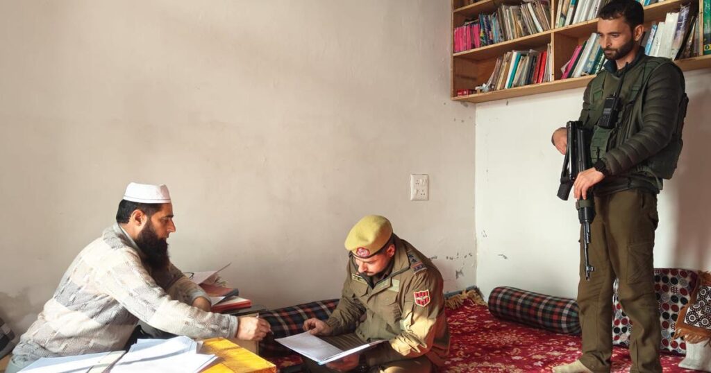 కాశ్మీర్ లో తొలిసారి మసీదుల్లో పోలీసుల తనిఖీలు