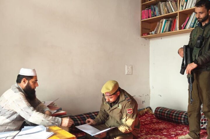 కాశ్మీర్ లో తొలిసారి మసీదుల్లో పోలీసుల తనిఖీలు