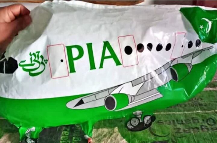 భారత్ లోకి పాకిస్థాన్ ఎయిర్ లైన్స్ లోగో బెలూన్