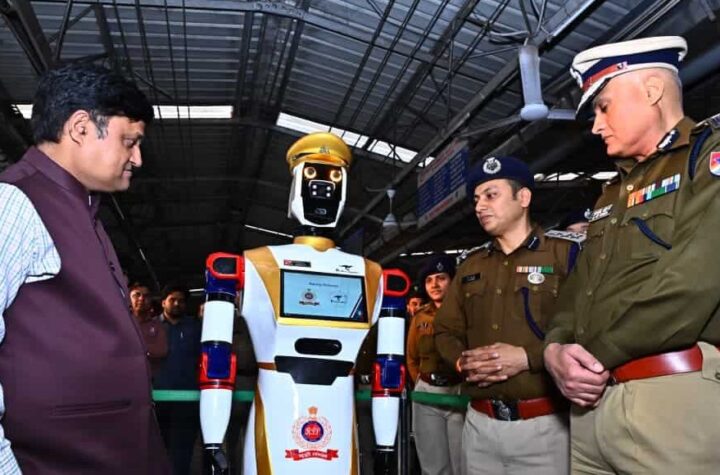 విశాఖ రైల్వే స్టేషన్‌లో ‘హ్యూమనాయిడ్‌ రోబో’