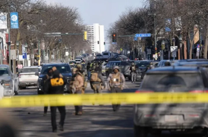 ఇమ్మిగ్రేషన్ ఏజెంట్ల కాల్పుల్లో 51 ఏళ్ల వ్యక్తి మృతి