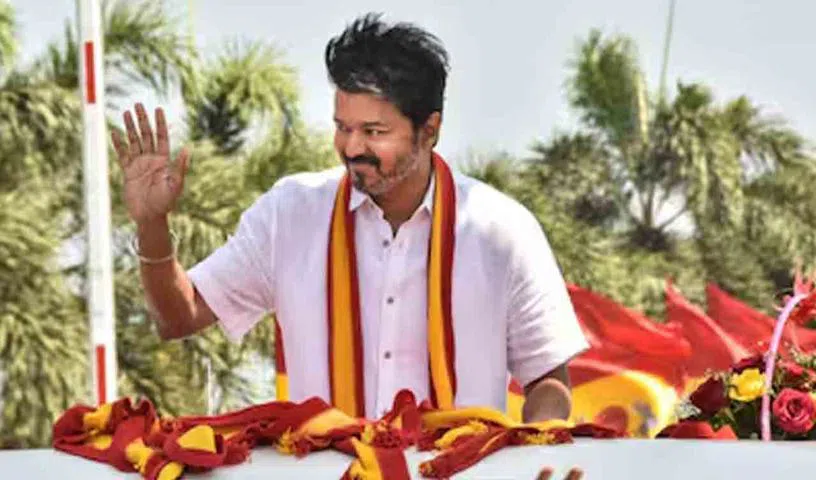 కరూర్‌ తొక్కిసలాటలో టీవీకే చీఫ్‌ విజయ్‌కి సీబీఐ సమన్లు