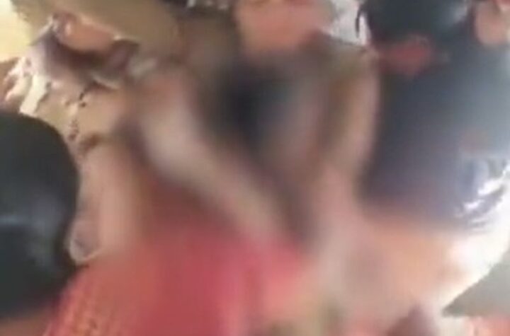 బిజెపి మ‌హిళా కార్య‌క‌ర్త‌ దుస్తులు చింపేసిన కర్ణాటక పోలీస్!