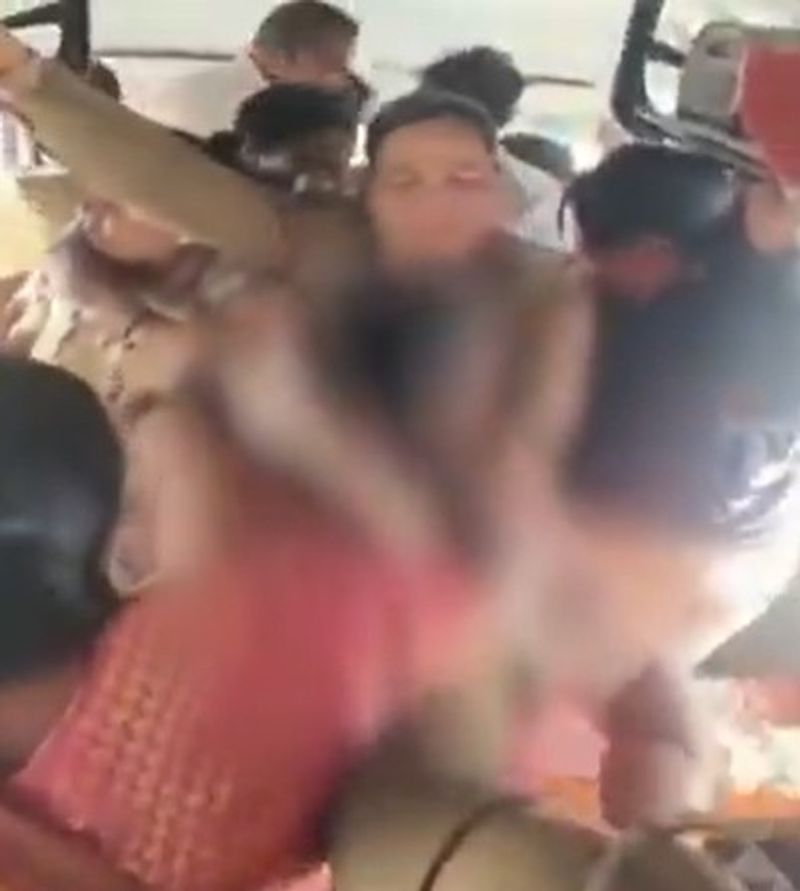 బిజెపి మ‌హిళా కార్య‌క‌ర్త‌ దుస్తులు చింపేసిన కర్ణాటక పోలీస్!