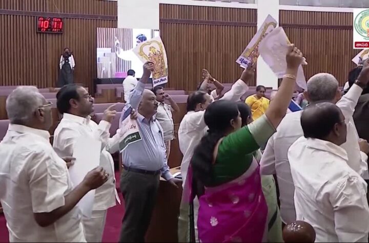 చెప్పులు, బూట్లు ధరించి వెంకన్న ఫొటోతో వైఎస్సార్సీపీ ఆందోళన