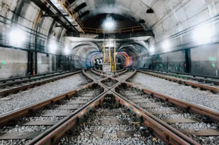 `చికెన్స్ నెక్’ కారిడార్ వెంబడి భూగర్భ రైలు మార్గం