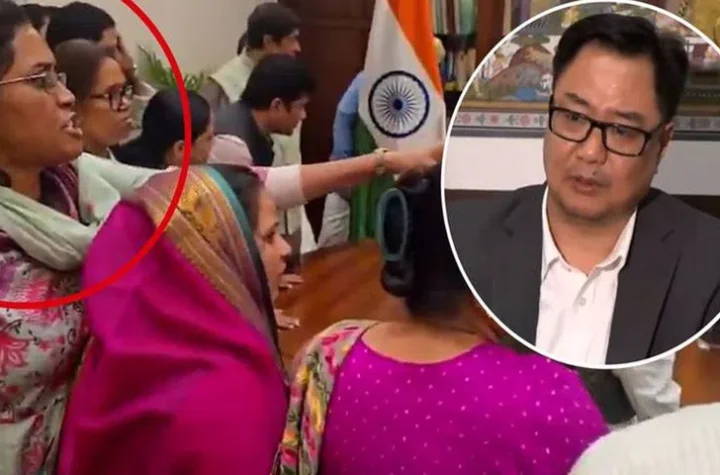 స్పీక‌ర్ ఛాంబ‌ర్‌లో కాంగ్రెస్ ఎంపీల అరుపులు వీడియో