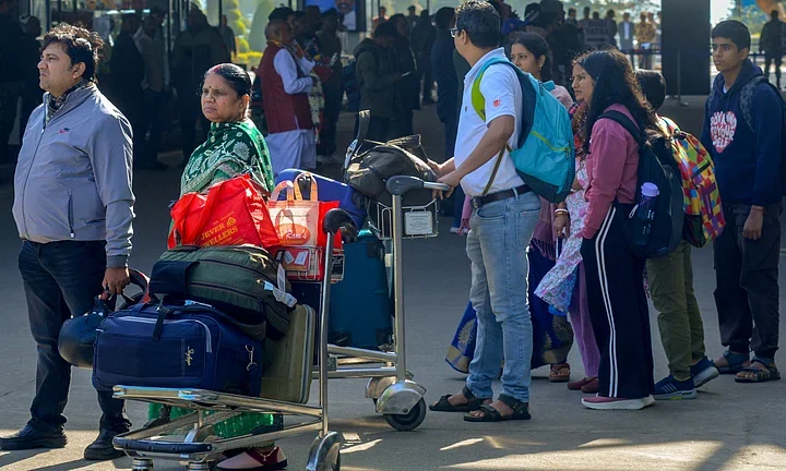 విమానాల్లో దురుసుగా ప్రవర్తిస్తే నెలపాటు నిషేధం!