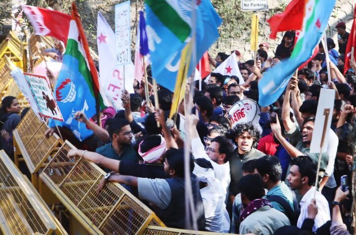 హిసాత్మకంగా మారిన జెఎన్‌యు విద్యార్థుల లాంగ్‌ మార్చ్‌