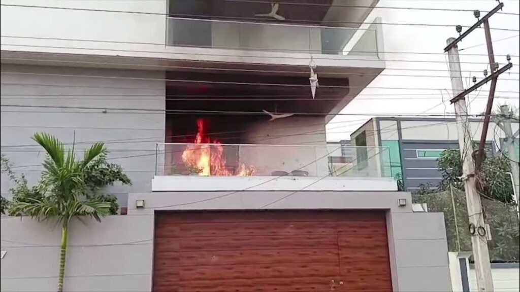 మాజీ మంత్రి జోగి రమేష్ ఇంటికి నిప్పు