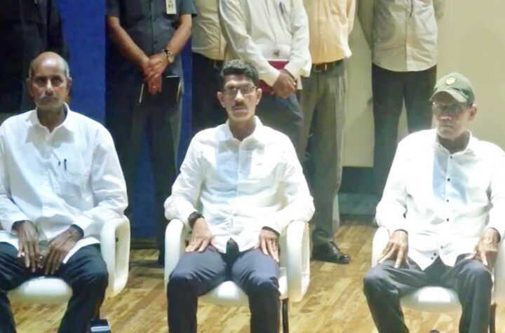 డీజీపీ ఎదుట లొంగిపోయిన మావోయిస్టు అగ్రనేతలు