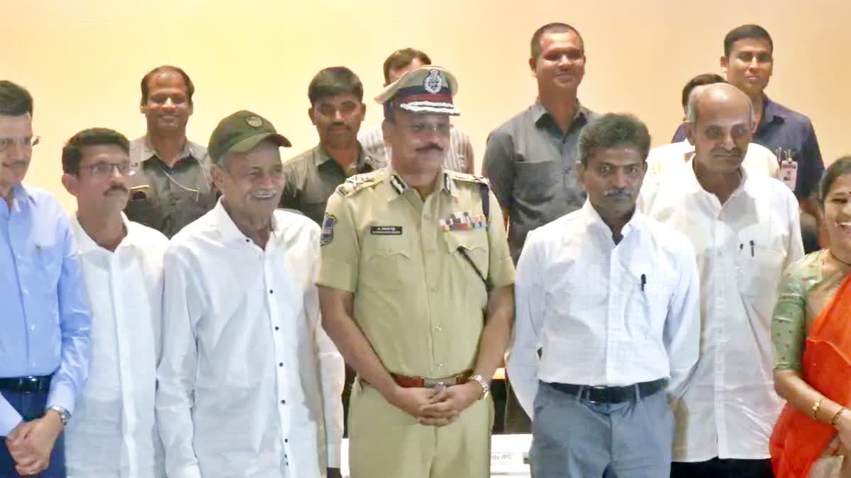 డీజీపీ ఎదుట లొంగిపోయిన మావోయిస్టు అగ్రనేతలు