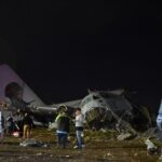 నోట్లు తరలిస్తుండగా కుప్పకూలిన విమానం.. 15 మంది మృతి