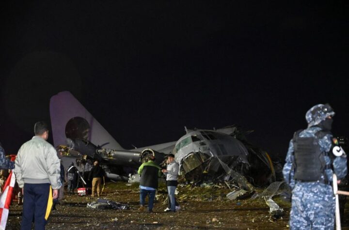 నోట్లు తరలిస్తుండగా కుప్పకూలిన విమానం.. 15 మంది మృతి