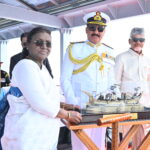 విశాఖ తీరంలో యుద్ధనౌకల పరేడ్‌ను తిలకించిన రాష్ట్రపతి ముర్ము