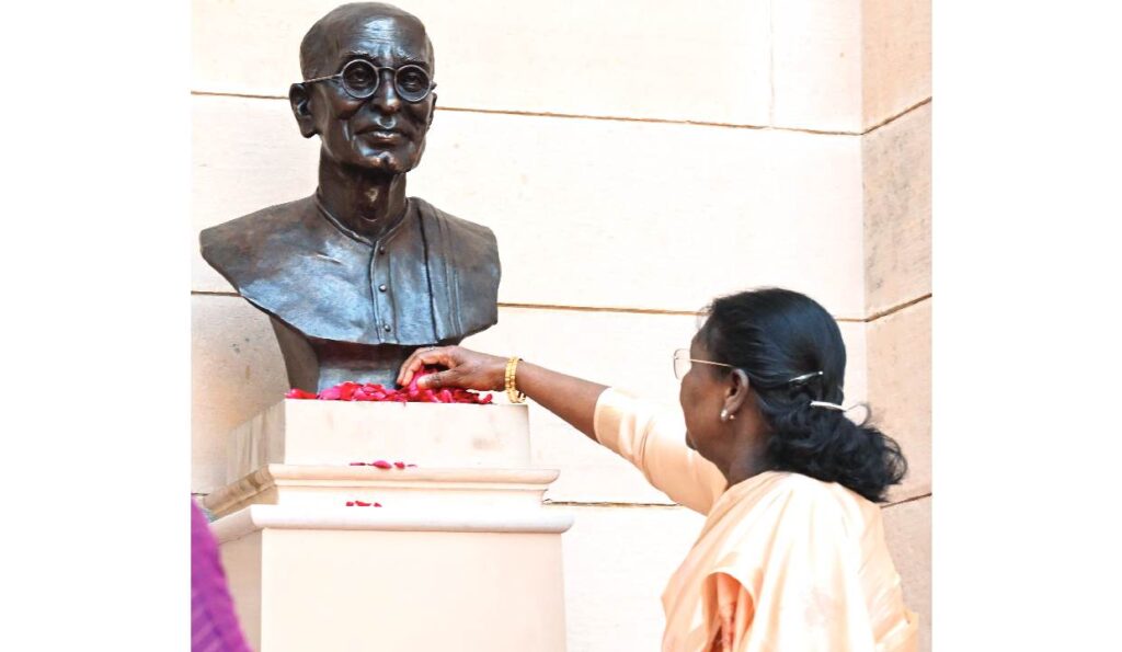రాష్ట్రపతి భవన్‌లో కొత్త విగ్రహంతో సి. రాజగోపాలాచారి