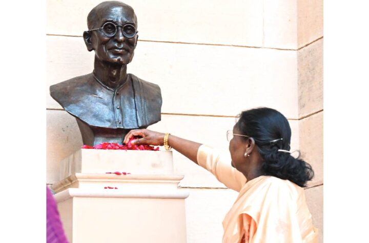 రాష్ట్రపతి భవన్‌లో కొత్త విగ్రహంతో సి. రాజగోపాలాచారి