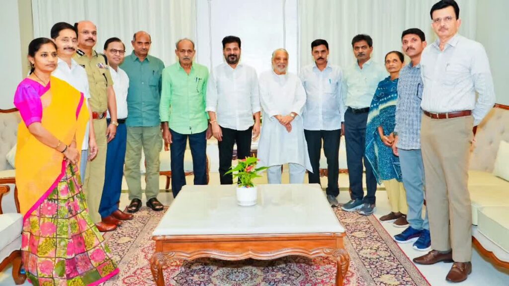 లొంగిపోయిన మావోయిస్ట్‌ నేతలతో రేవంత్ రెడ్డి భేటీ