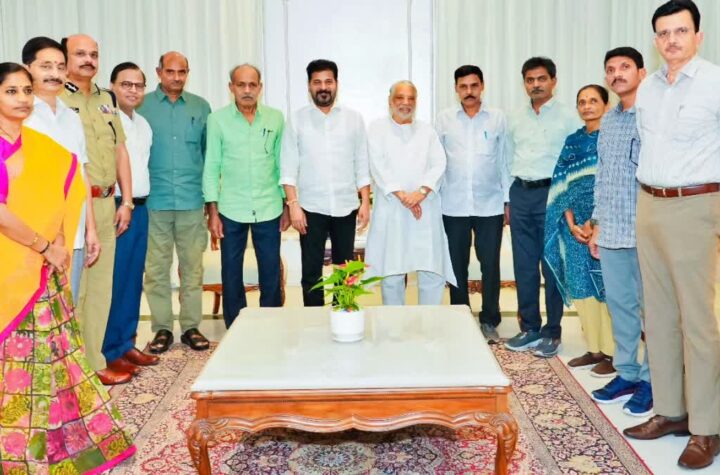 లొంగిపోయిన మావోయిస్ట్‌ నేతలతో రేవంత్ రెడ్డి భేటీ