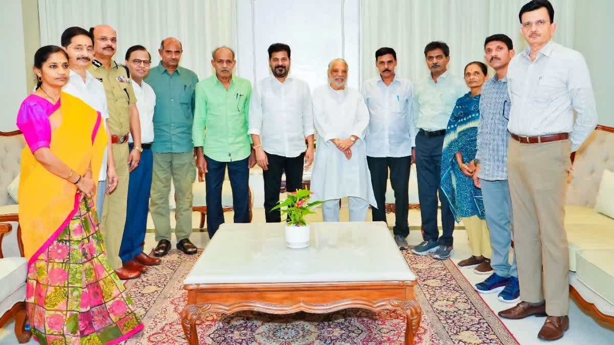 లొంగిపోయిన మావోయిస్ట్‌ నేతలతో రేవంత్ రెడ్డి భేటీ