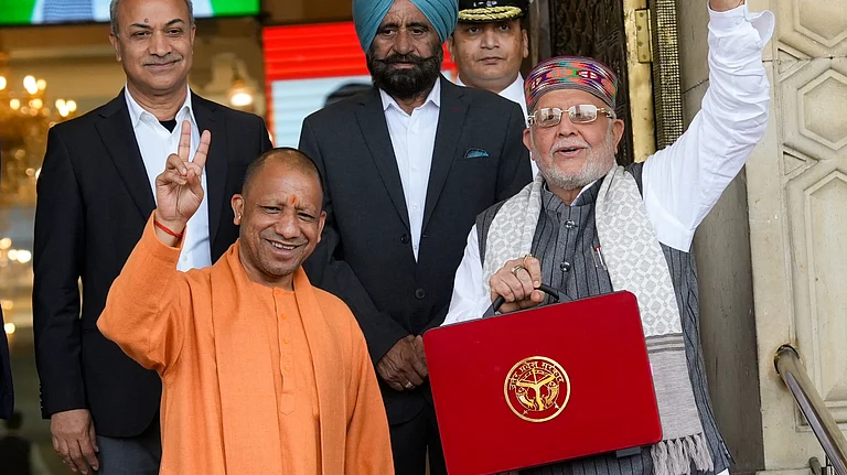 ఎన్నికల ముందు రూ 9.12 లక్షల కోట్లతో యూపీ బడ్జెట్