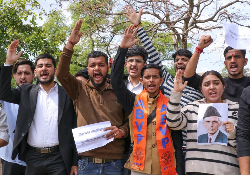 ఎబివిపి నిరసనలతో జమ్మూలో జిన్నా పాఠం తొలగింపు!