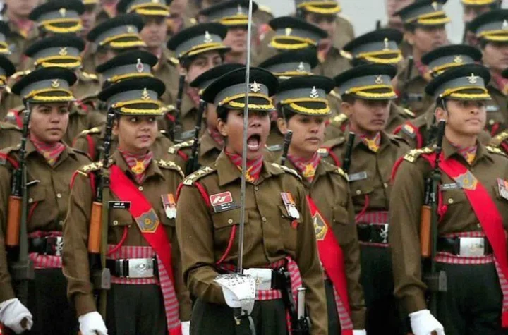 మిలిట‌రీలో ప‌ర్మ‌నెంట్ క‌మిష‌న్‌కు మ‌హిళా ఆఫీస‌ర్లూ అర్హులే