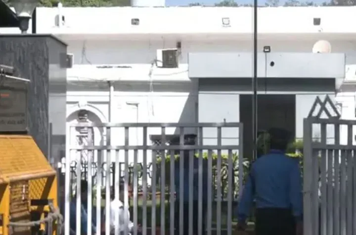 కాంగ్రెస్ పార్టీ కార్యాల‌యాన్ని ఖాళీచేయండి