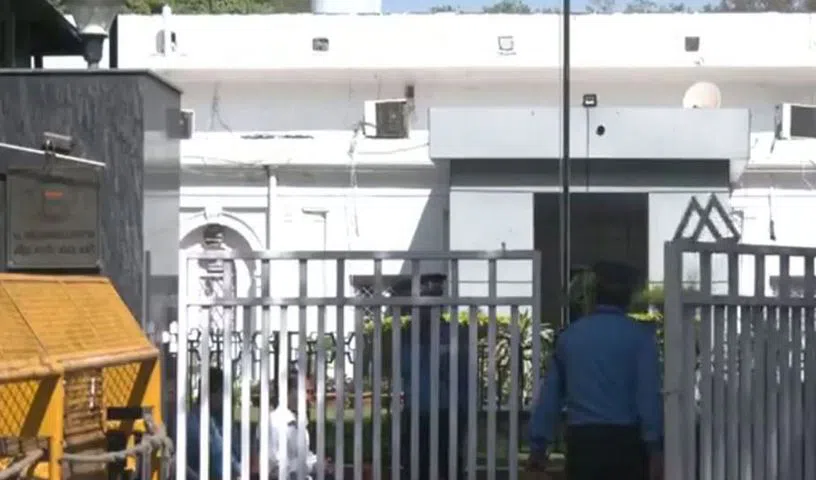 కాంగ్రెస్ పార్టీ కార్యాల‌యాన్ని ఖాళీచేయండి