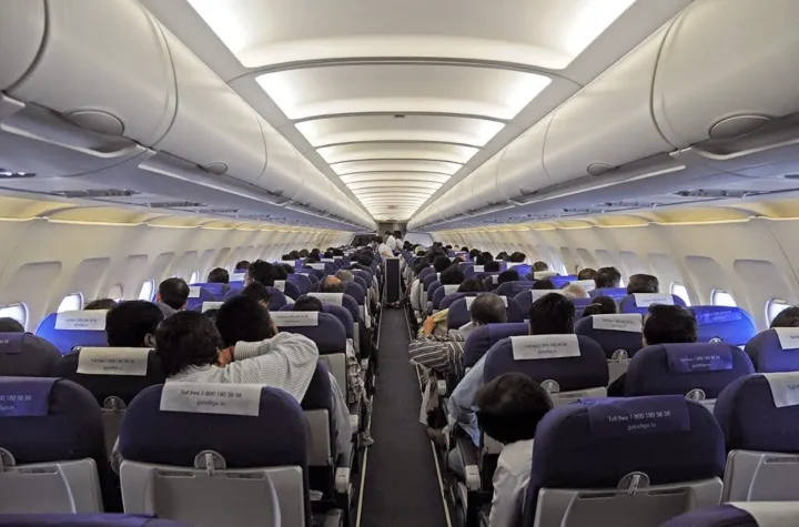 స్వ‌దేశీ విమానాల్లో 60 శాతం సీట్ల‌పై అద‌న‌పు ఛార్జీలు ఉండరాదు