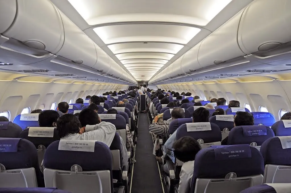 స్వ‌దేశీ విమానాల్లో 60 శాతం సీట్ల‌పై అద‌న‌పు ఛార్జీలు ఉండరాదు