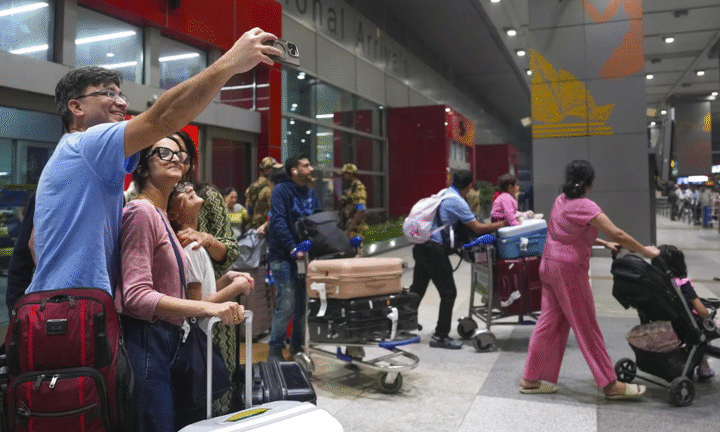 పశ్చిమాసియా యుద్ధంతో భారీగా పెరిగిన విమాన చార్జీలు