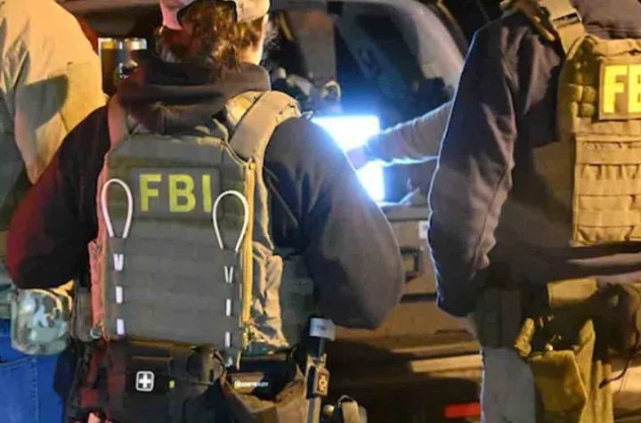 గ్రీన్‌ కార్డుల కోసం చోరీలు.. 11 మంది భారతీయులు అరెస్ట్‌