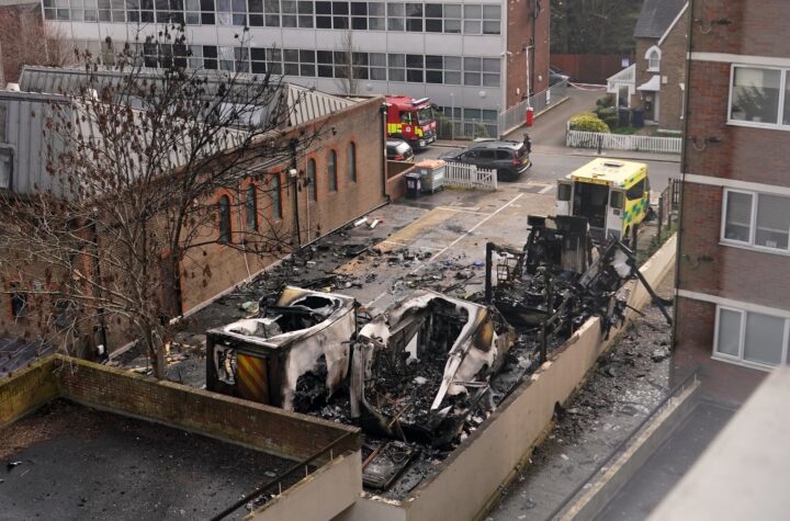 చర్చలు అంటూనే 2000 మంది పారాట్రూప‌ర్లను మోహ‌రించిన ట్రంప్