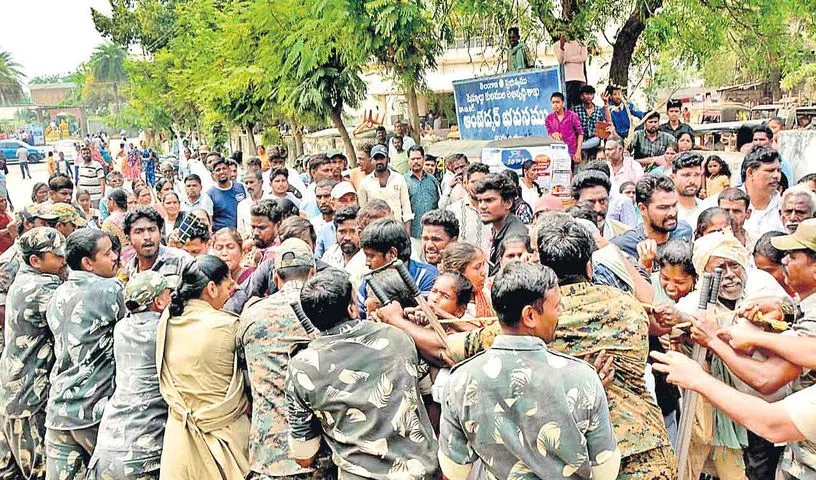 ఖమ్మంలో వెలుగుమట్ల నిర్వాసితులపై లాఠీచార్జ్‌