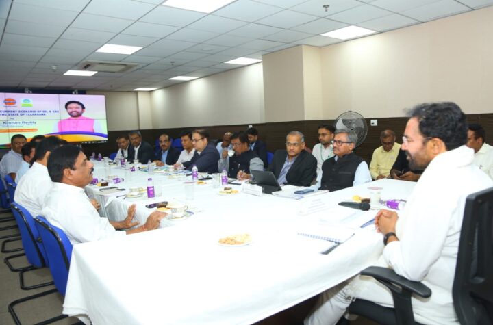 తెలంగాణలో పెట్రోల్, డీజిల్, వంట గ్యాస్ కొరత లేదు